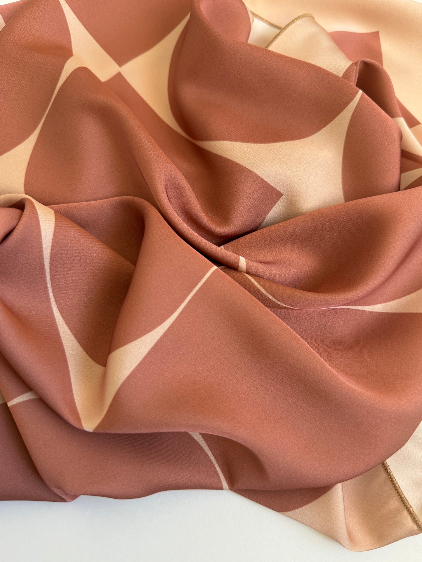 პასტელური კოლექციის აბრეშუმის შარფი